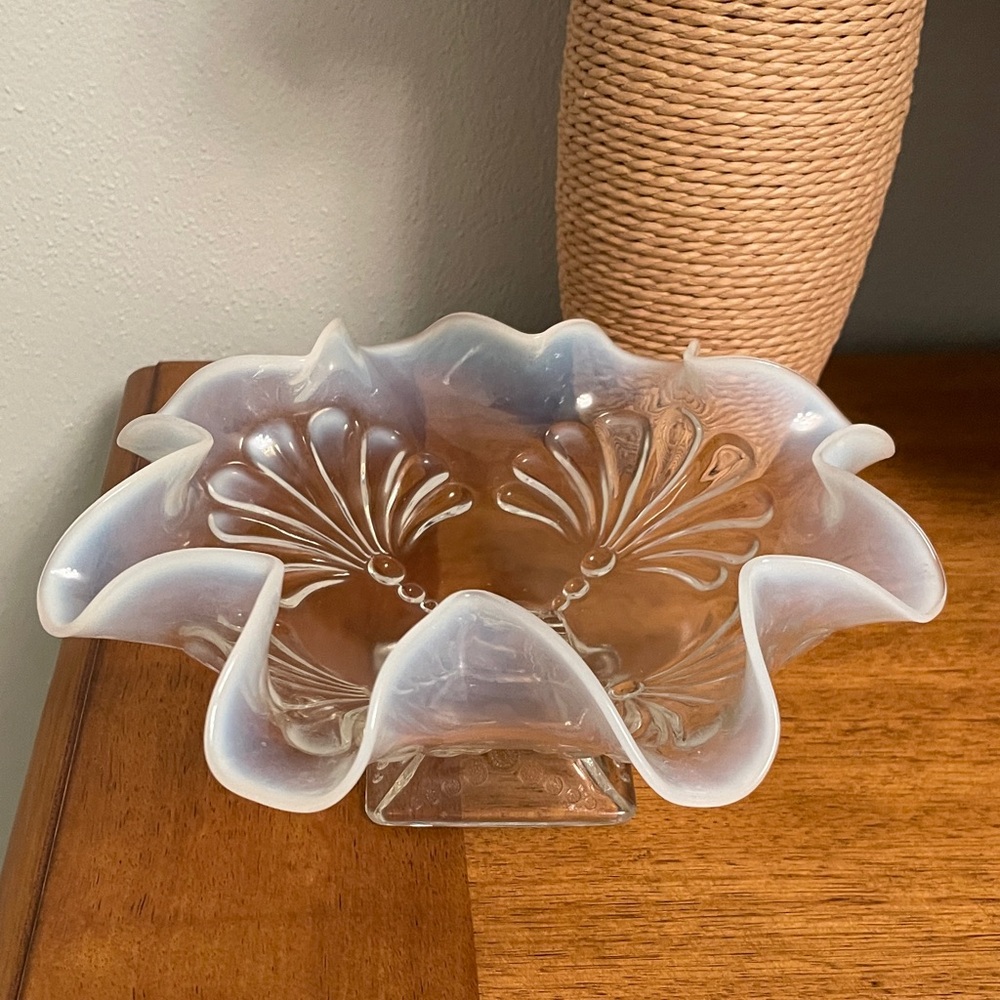 Antique JEFFERSON GLASS SHELL & DOTS Scalloped Rim Opalescent Footed Bowl Dish
